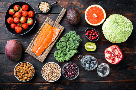 小红豆摄影照片_健康食品和饮食概念，深色木质背景的顶视图