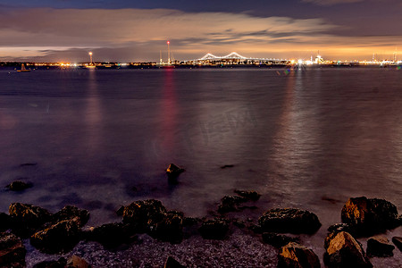 Claiborne Pell Bridge 在晚上的背景中在纽波特罗得岛