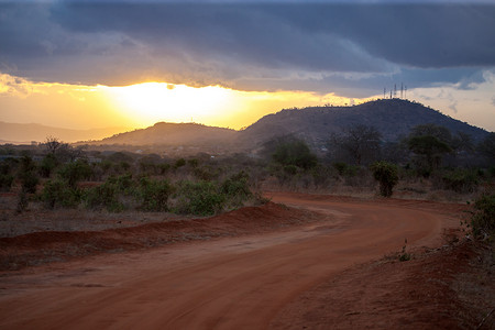肯尼亚风景中的日落，远处的山丘