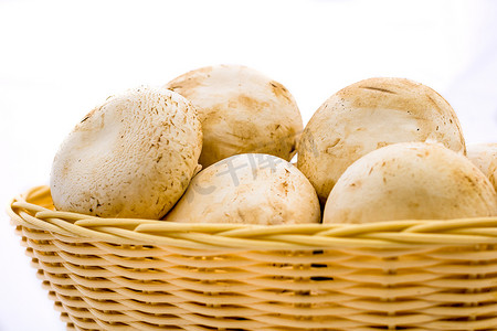 尚新摄影照片_新鲜香菇，柳条篮中的香菇分离