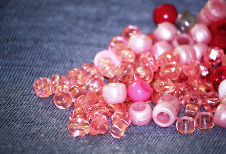 许多桃红色玻璃珠