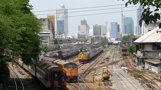 华为欧洲小镇摄影照片_泰国曼谷 — 2019年7月11日：以城市景观和摩天大楼为背景的火车站景观。