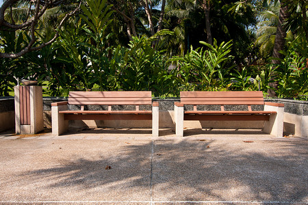 正式摄影照片_公园里的木凳。