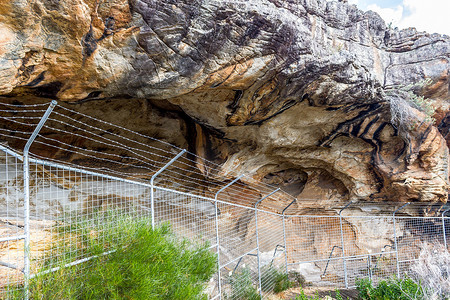 带围栏的受保护洞穴，用于古代土著艺术：手印、动物群、螺旋形、格兰屏、澳大利亚