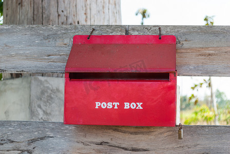 农村的旧红色金属邮箱