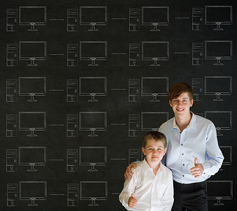 有思想的孩子摄影照片_黑板背景上有粉笔网络的男孩和老师