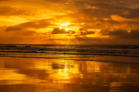 漂泊一生摄影照片_一生一次美丽的印度洋日出，海浪在大洋路上破碎，维多利亚，澳大利亚