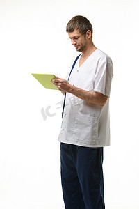 医生患者平板电脑摄影照片_医生在平板电脑中检查患者的分析