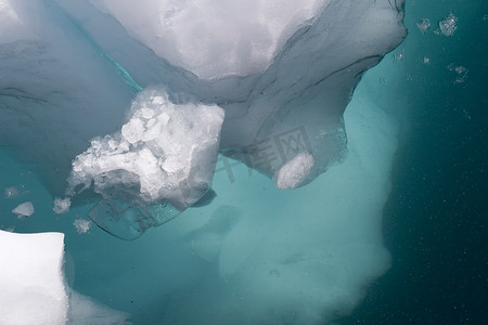 冰山水面摄影照片_水面以下的冰山