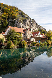 营销学摄影照片_德国巴伐利亚 Markt Essing 村的田园诗般的景色，拥有 Altmuehl 河和高岩石