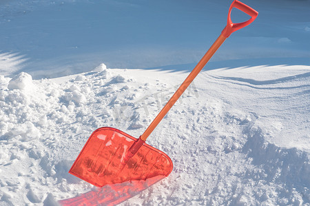 冬天，雪铲卡在雪堆里。