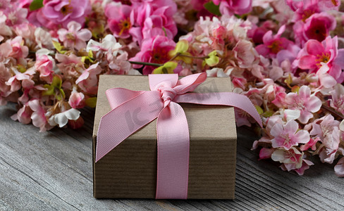 母亲节爱情假期风化木板上背景粉色樱花礼盒的特写