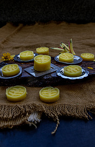 绿豆沙摄影照片_一盘美味的泰国传统甜点，叫做 Thua Kwan（绿豆饼干）。