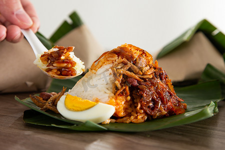 椰浆饭摄影照片_香蕉叶椰浆饭包，马来西亚流行早餐