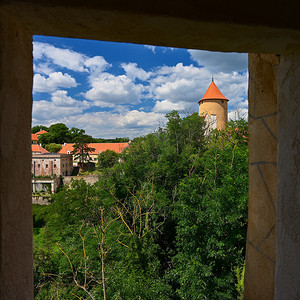 欧洲古城堡摄影照片_美丽的古城堡在乡下的夏日和蓝天的太阳。