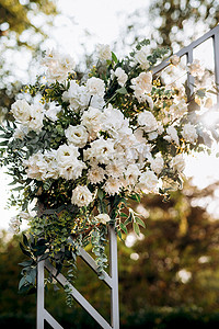 由天然花卉制成的优雅婚礼装饰品