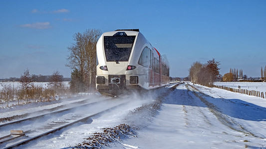 冬日从荷兰开往乡村的火车