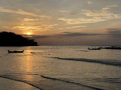 卡马拉海滩的日落