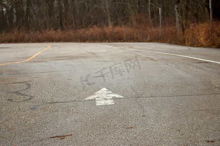 前进的公路摄影照片_地面上的箭头向前，正确前进的概念