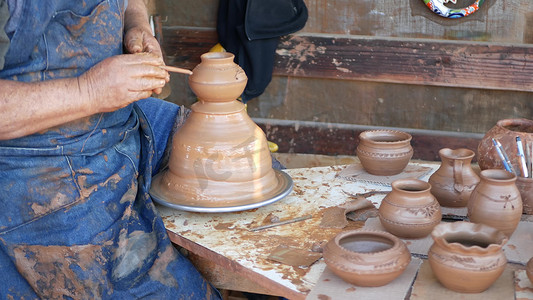 美国制作手工摄影照片_美国加利福尼亚州圣地亚哥 — 2020 年 1 月 5 日：在墨西哥旧城区工作的陶工，陶轮上的生粘土。