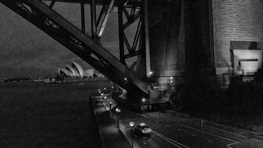 夜间从悉尼海港大桥的无人机鸟瞰图