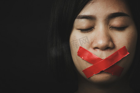 自由平等摄影照片_亚洲女性眼罩用红色胶带包嘴