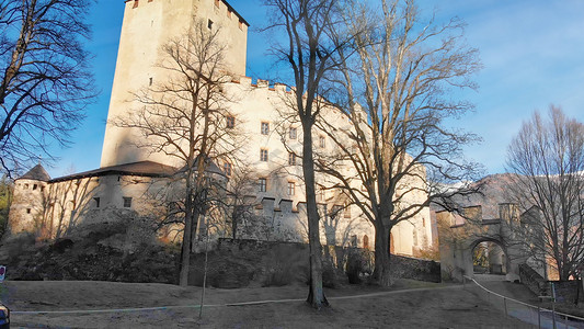 从无人机视角看冬季的利恩茨城堡，奥地利
