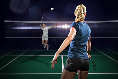 中年女性运动摄影照片_羽毛球运动员打羽毛球的合成图像