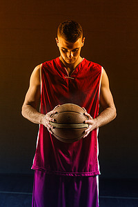 起球球摄影照片_拿着球的篮球运动员的画像