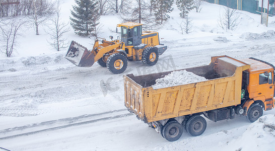 冬季从雪中清洁和清洁城市道路