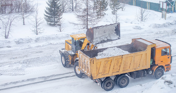 冬季从雪中清洁和清洁城市道路