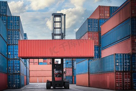 装卸叉车摄影照片_物流运输行业集装箱货物港口船场仓储装卸。
