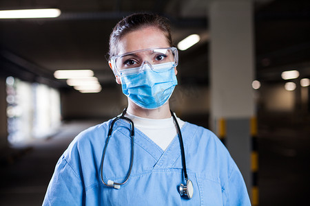 女性医务人员摄影照片_在 EMS 诊所或冠状病毒移动检测中心长时间夜班工作的前线医务人员