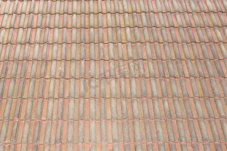 在房子的一个老棕色赤土陶器铺磁砖的屋顶