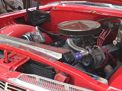 1959 年经典古董红色雪佛兰汽车改装引擎展出