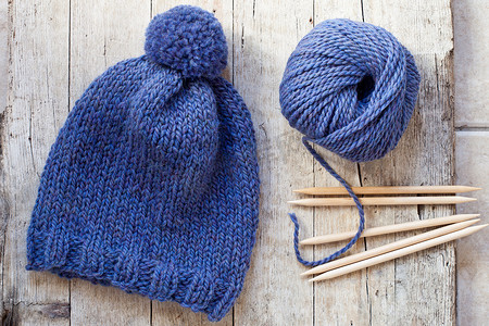 羊毛蓝色帽子、织针和毛线