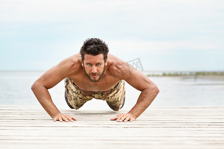 在俯卧撑运动中适合赤膊男性健身模型