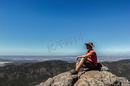 坐在澳大利亚格兰屏博罗卡瞭望台悬崖上的年轻人