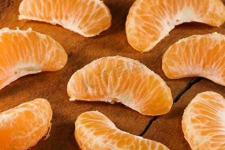 天然木材上的萨摩柑桔水果楔形（柑橘 unshiu）
