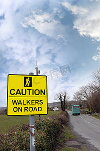 小心讨好摄影照片_小心路标上的步行者