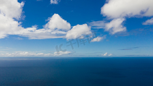 蓝色的大海和天空与云，从无人机的视图。