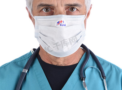 外科摄影照片_一名医生在他投票时戴的 COVID-19 防护面具上贴有我投票的贴纸的特写。