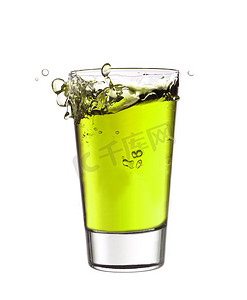 倒入一杯绿色柠檬水
