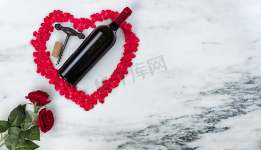 情人节快乐，有可爱的红色大心形轮廓和浪漫的礼物，包括天然大理石上的葡萄酒