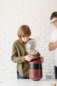 男孩用氦气吹气球