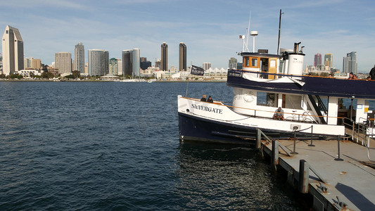 美国加利福尼亚州圣地亚哥 — 2020年1月30日：Silvergate客运渡轮靠近码头、科罗纳多岛登陆、旗舰公共交通。