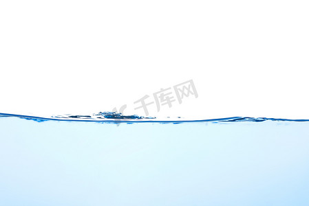 水波点点摄影照片_带气泡的淡蓝色水波和一点点飞溅