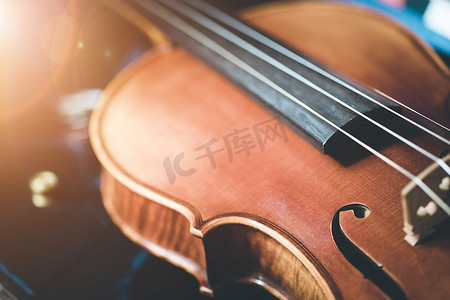 独奏者摄影照片_小提琴乐器概念：小提琴的复古风格特写
