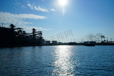 港口剪影摄影照片_大海背景下的工业结构剪影