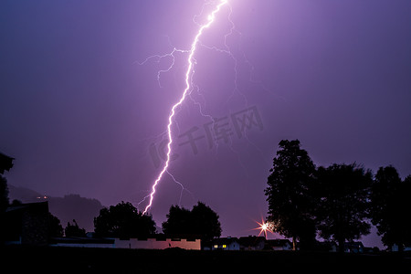 夜间雷雨：彩色天空上的闪电。